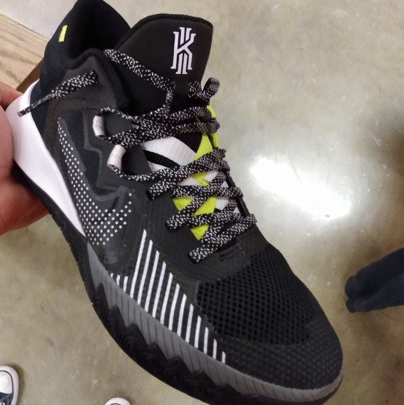 kyrie flytrap 5 black and gold